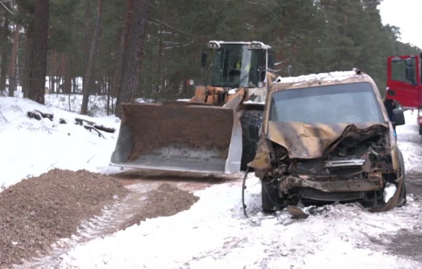 Изображение к статье: Пьяный водитель не заметил стоящий у дороги трактор и спровоцировал аварию