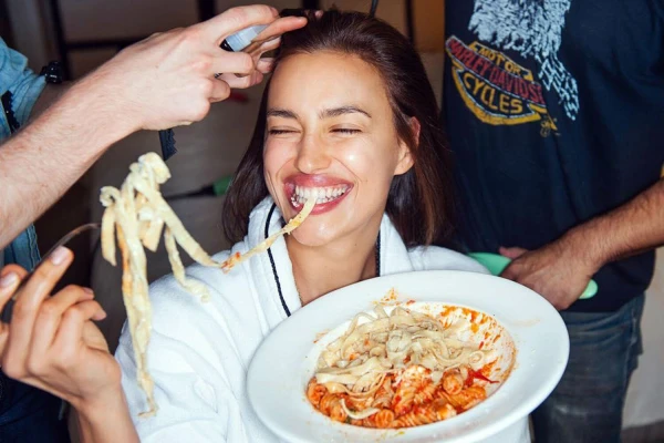 Изображение к статье: Теперь она может повзолить себе любую вкусняшку.