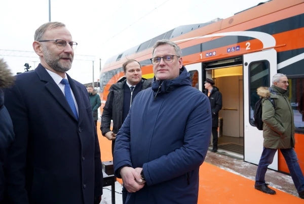 Изображение к статье: Мэр Риги (справа) и министр сообщений Атис Швинка, его сопартиец по «Прогрессивным», довольны тем, что к нам будет ходить эстонский дизельный поезд.