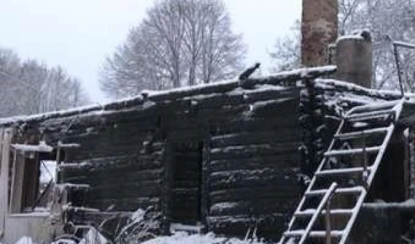 В Ледурге пламя превратило дом в руины: тушение осложнили газовый баллон и оружие