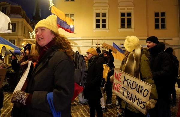 Изображение к статье: Протестовать против похищения супругов Мадуро к Рижскому замку вышло всего три десятка человек
