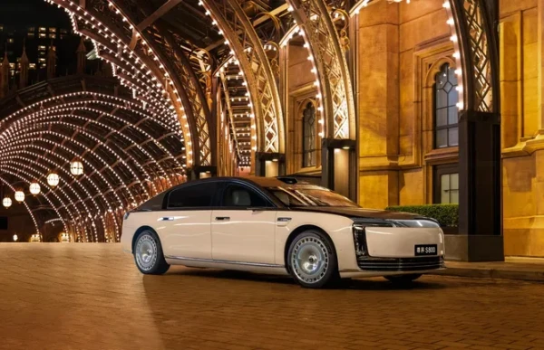 Maextro S800 разработан автомобильным подразделением компании Huawei совместно с маркой JAC..