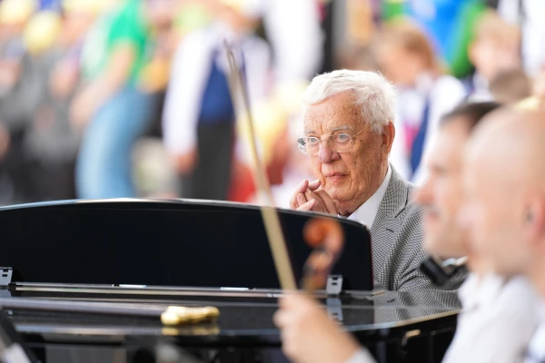 Врачи отлучили Раймонда Паулса от рояля