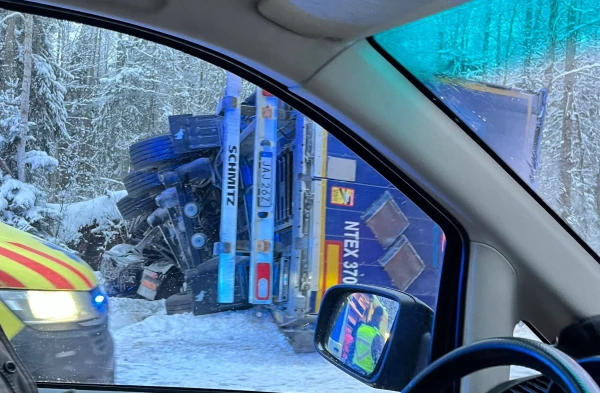 Три человека погибли в результате столкновения шести автомобилей возле Тукумса
