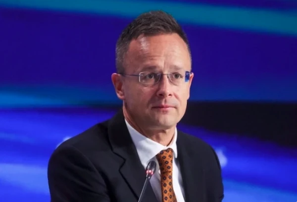 Сийярто рассказал о стоящей на коленях Европе