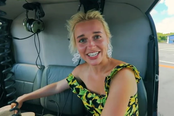 Покинувшую Россию телеведущую не пустили в США из-за костюма