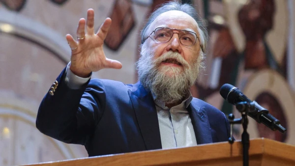 Изображение к статье: В детстве на него сильно повлиял отец - генерал военной разведки.