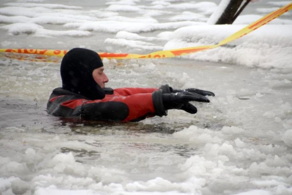 Спасатели помогли двум детям выбраться со льда в Риге