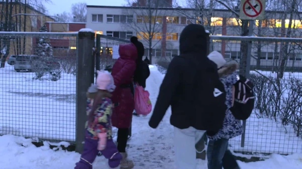 В Ильгюциемской основной школе нет гардероба — ученики носят верхнюю одежду в пакетах или рюкзаках