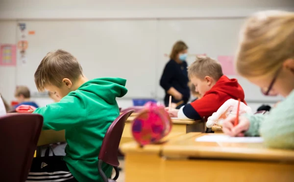 Изображение к статье: Войну обсуждают, если дети сами затрагивают этот вопрос, а мультикультурная среда делает такие разговоры безопасными.