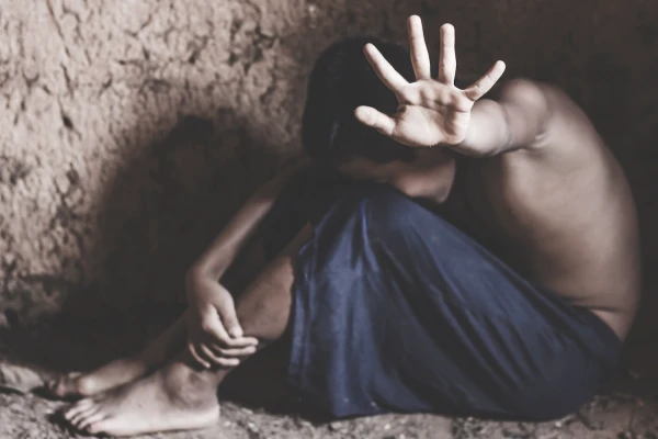 Стокгольмский синдром: почему жертва может защищать своего мучителя