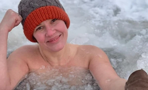 Изображение к статье: Врач объяснил, кому не рекомендуется нырять в прорубь на Крещение