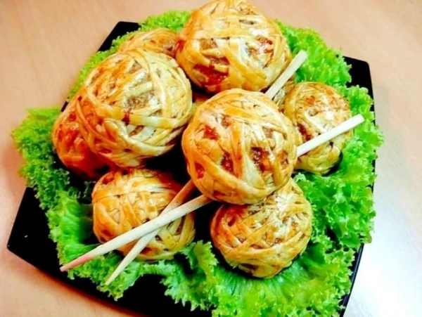 Мясные шарики в слоеном тесте - просто и необычно (ВИДЕО)