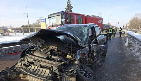 Изображение к статье: В Огре из-за неработающего светофора столкнулись грузовик и легковой автомобиль