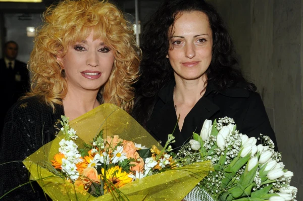 Изображение к статье: Любимая доченька Лала вся в маму.