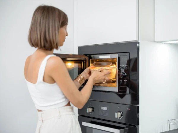 Продукты, которые нельзя разогревать в микроволновке: мнение врача