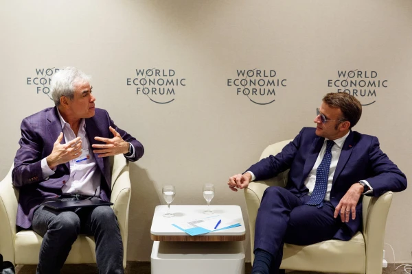 Изображение к статье: Выяснилось, почему Макрон надел солнечные очки на форуме в Давосе