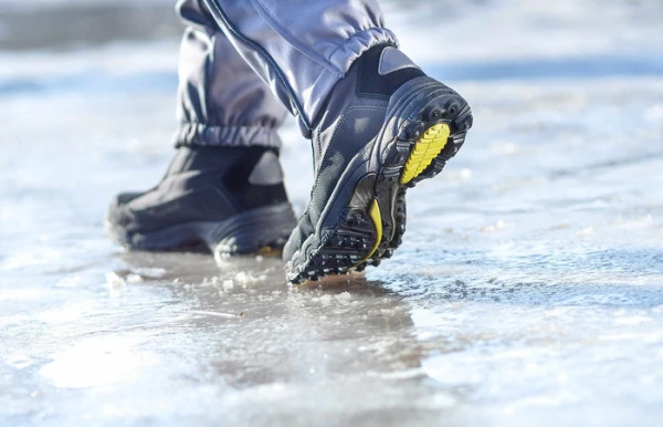 Изображение к статье: Безопасность на льду: простой трюк для зимних прогулок по скользким тротуарам