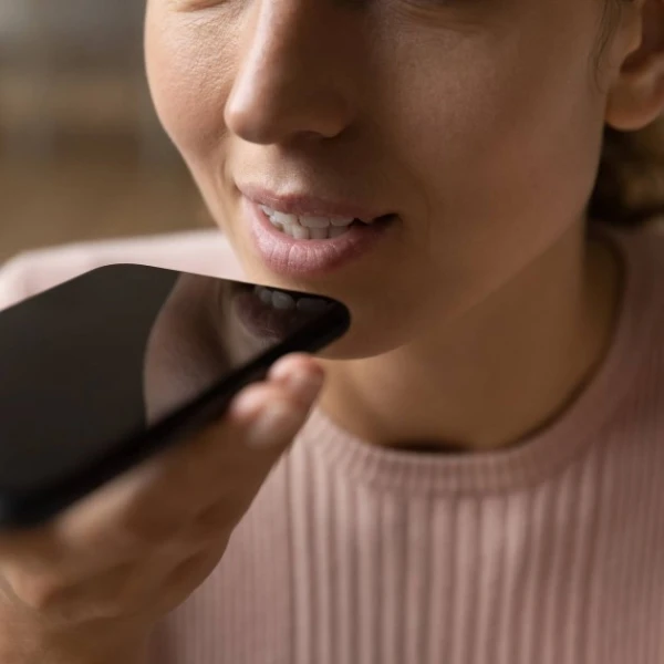 Важно: зачем люди держат телефон у рта на манер бутерброда?