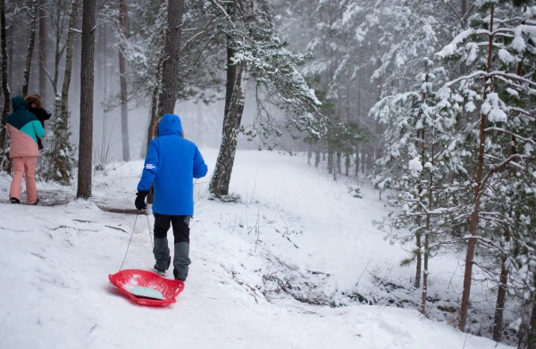 Зимние забавы и травмы: оперативные службы призывают особо следить за детьми