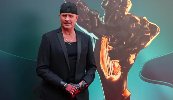 Изображение к статье: От олимпийских побед к сцене: Роман Костомаров удивил поклонников переменами