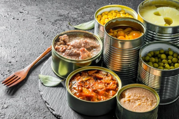 Изображение к статье: Сок, рыба и мясо: как долго безопасно хранить открытые консервы