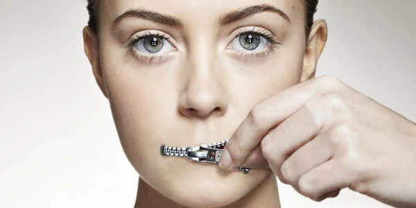 Изображение к статье: Какие аспекты личной жизни стоит раскрывать только самым близким — и то не всегда