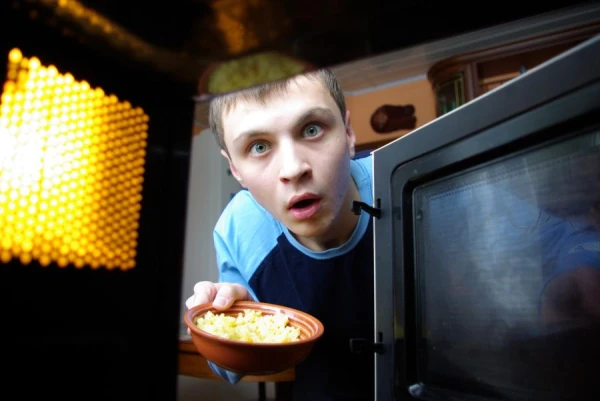 Изображение к статье: Онколог объяснила, существует ли связь между микроволновыми печами и раком