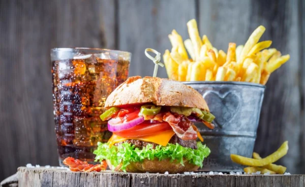 Как фастфуд и полуфабрикаты способствуют старению?