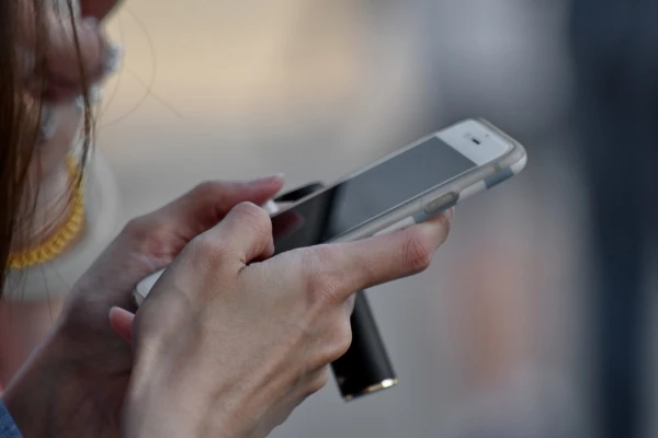 Изображение к статье: Даже кратковременный отказ от смартфона делает человека счастливее