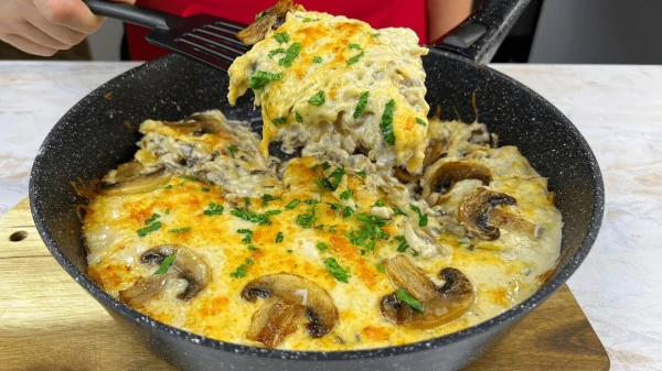 Изображение к статье: Жюльен на сковороде со сливками: рецепт быстрого варианта любимой закуски