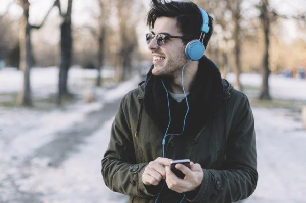 Можно ли использовать наушники в морозную погоду?