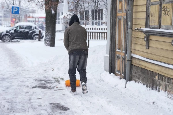 Изображение к статье: А можно вернуть дворника? Рижане недовольны работой мобильных бригад