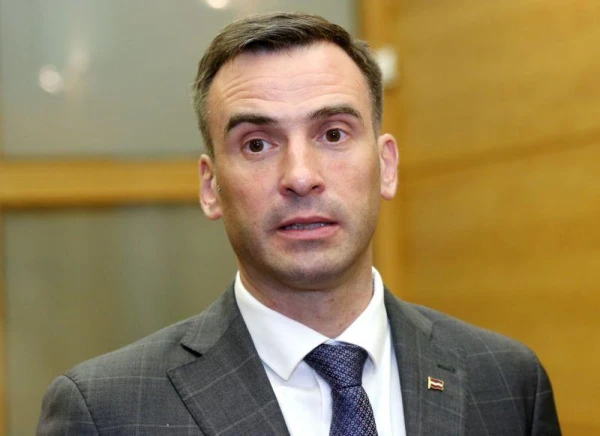 Изображение к статье: Помощь жильцам разрушенной взрывом газа квартиры - рукопожатие мэра