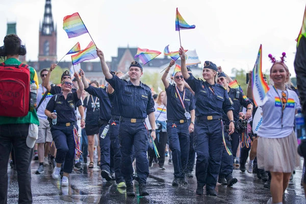 Изображение к статье: ЛГБТ маршируют в форме.