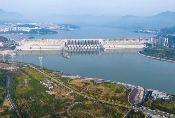 Крупнейший в стране гидроузел "Санься" /"Три ущелья"/ в городе Ичан провинции Хубэй /Центральный Китай/.