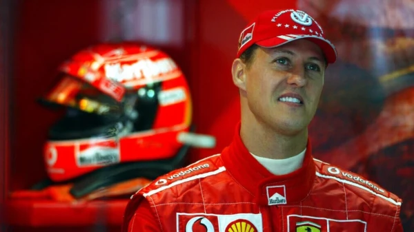 Родные и близкие не бросили знаменитого гонщика.