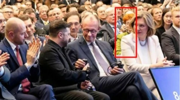 Подозреваемую зафискировали в опасной близости к главам ФРГ и Украины.