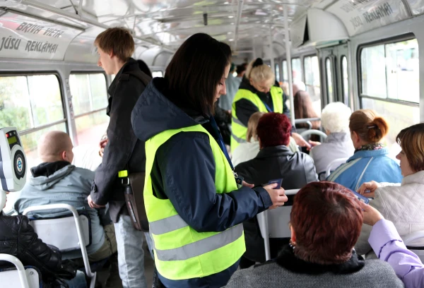 Изображение к статье: Охота на «зайцев»: на какие суммы в этом году Рига штрафует безбилетников