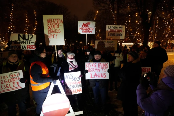 Изображение к статье: Жители Латвии спокойно относятся к новым мигрантам — на протест вышло всего несколько десятков человек