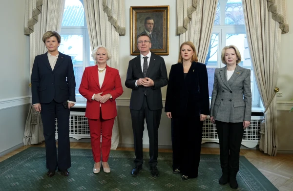 Ответственные за внешнюю политику Латвии сделали фото на память.