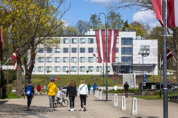 Изображение к статье: А может он ее знает. Министр потребовал у мэра объяснений - почему он выполняет обязанности без допуска к гостайне