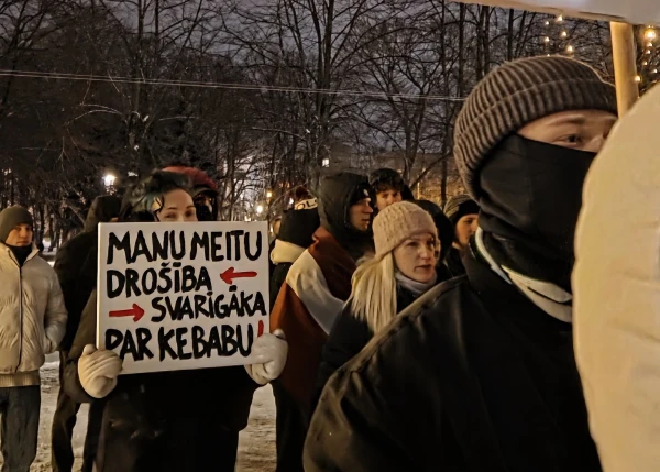 Изображение к статье: «Безопасность моей дочери дороже кебаба», провозглашает пикетчица.