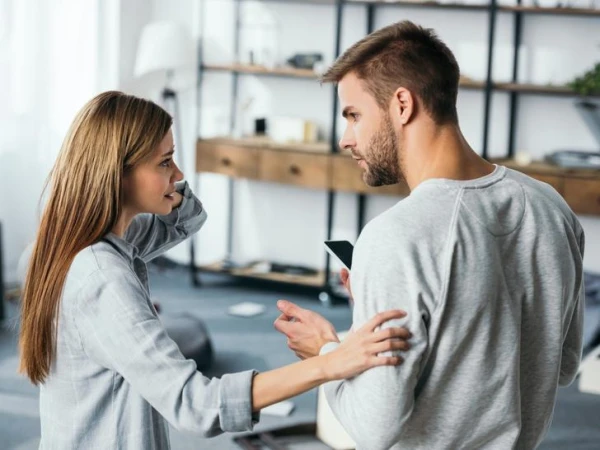 Изображение к статье: Варенье, шторы и даже силиконовую грудь: что латвийские мужчины забирают после развода