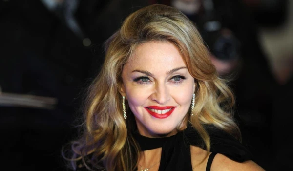 Изображение к статье: Мадонна снова шокировала — на этот раз ушанкой с советской кокардой