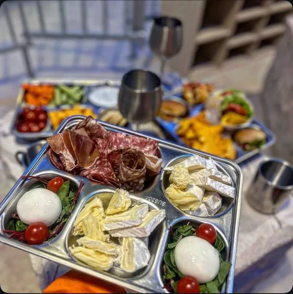 Изображение к статье: Вот так вынуждены питаться честные арестанты в годину Макрона.