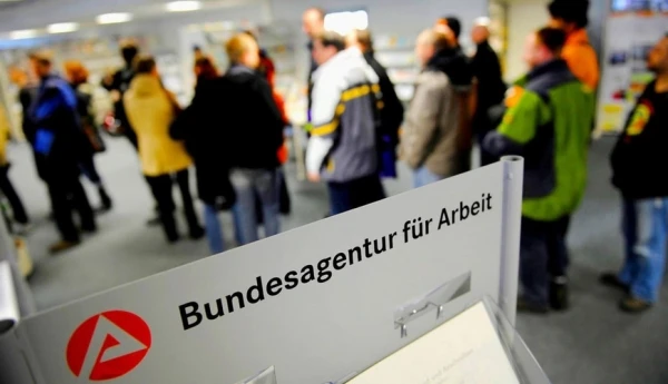 Изображение к статье: И в цифровую эпоху приходится отстаивать очереди.