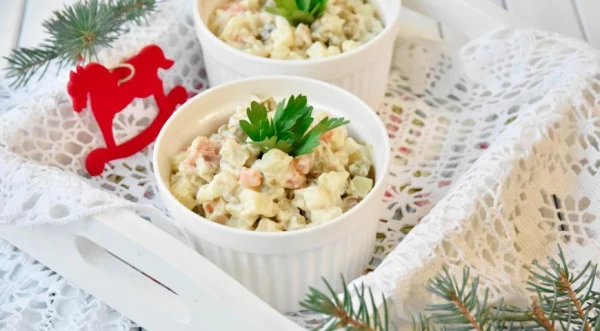 Изображение к статье: Необычный и аппетитный: готовим салат из кальмаров с зеленым горошком