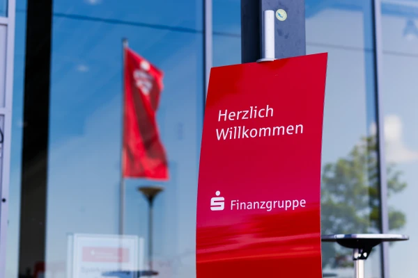 Изображение к статье: К одним паспортам - улыбка у рта, к другим - отношение плевое.