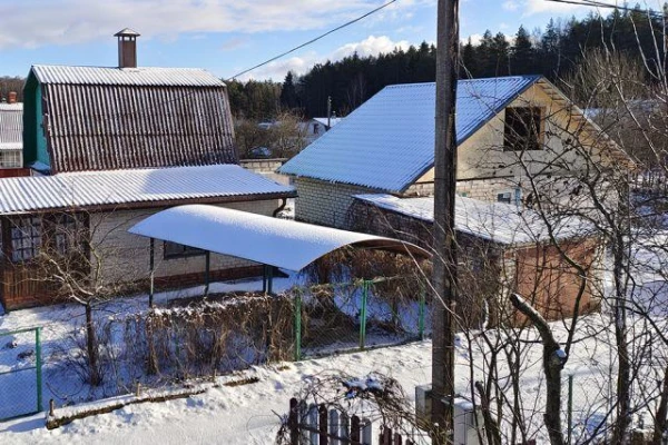 Изображение к статье: Сохранение снежного покрова: 5 простых методов снегозадержания на даче